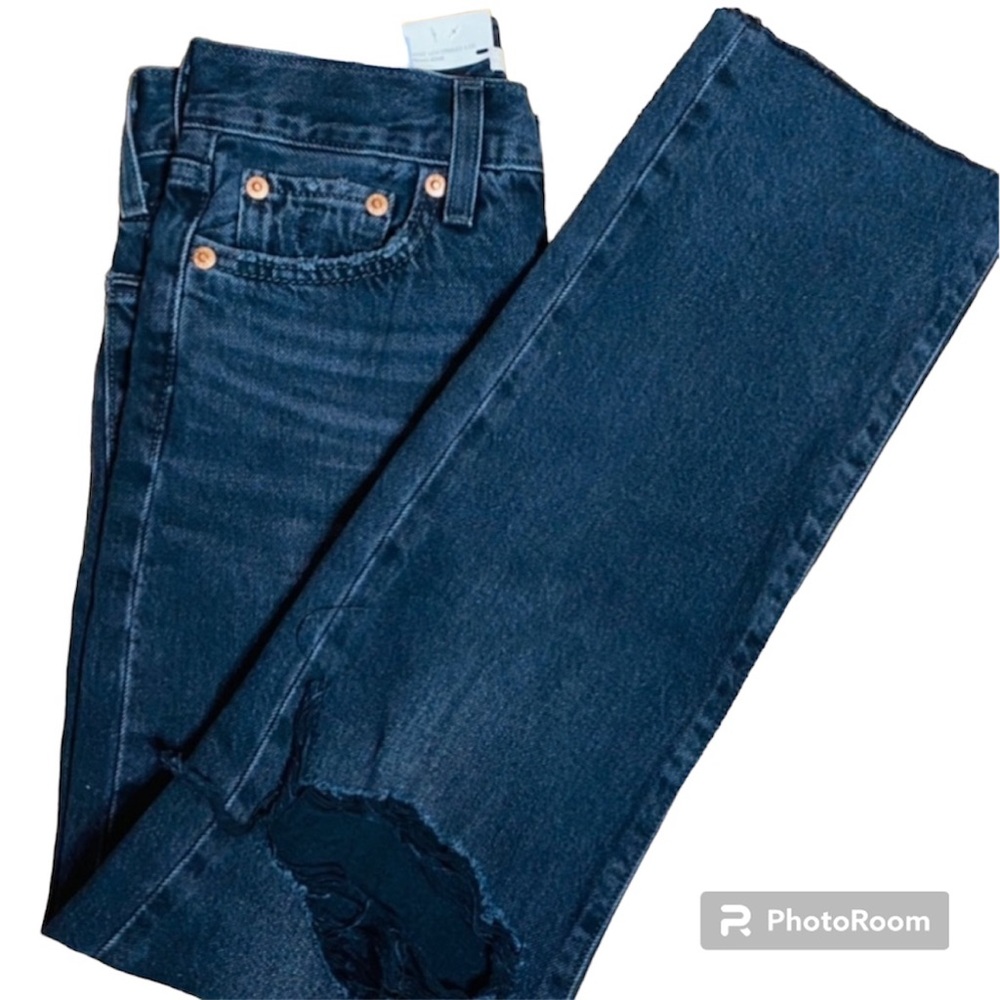 Brand new premium wedgie cut distressed Levi’s size 26x24
